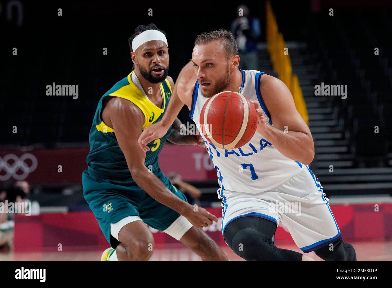 Italy's Stefano Tonut (7) drives around Australia's Patty Mills (5) during a men's basketball preliminary round game at the 2020 Summer Olympics, Wednesday, July 28, 2021, in Saitama, Japan. (AP Photo/Eric Gay) Banque D'Images