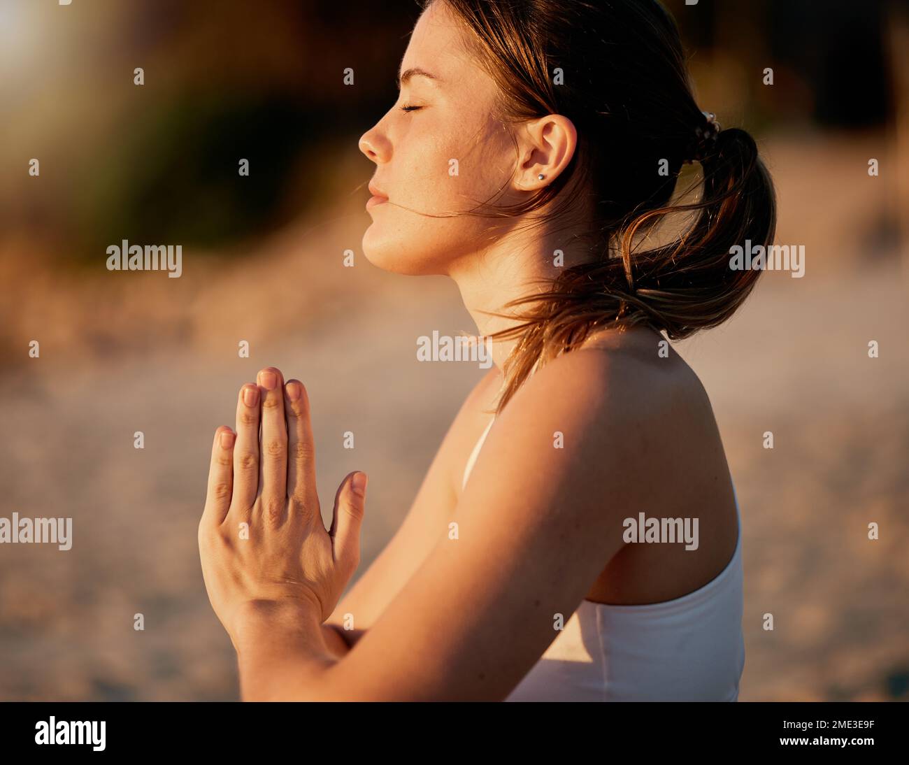 Méditation de yoga, mains de prière et profil de femme en plein air pour la santé et le bien-être. Chakra Zen, pilates fitness et yogi femelle avec main namaste Banque D'Images