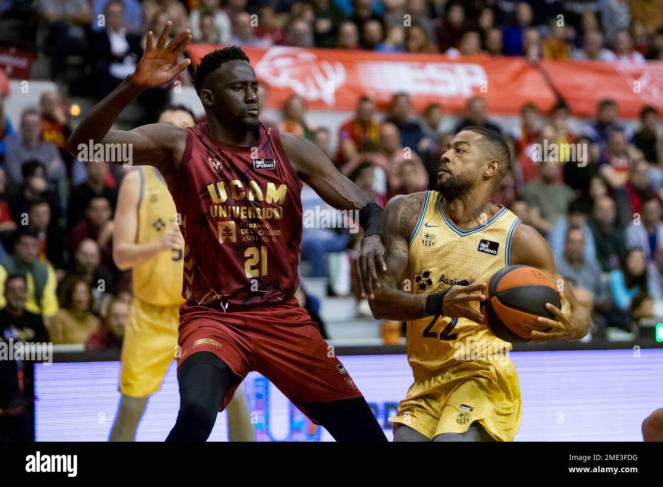 Cory Higgins court avec le ballon, et ILIMANE DIOP pendant le match, UCAM Murcia CB vs BARÇA, ACB, ligue de basket-ball Endesa, première division de basket-ball Banque D'Images