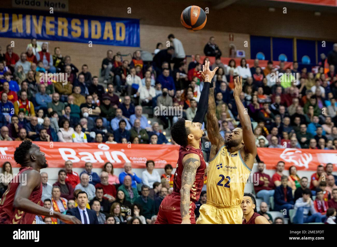 Cory Higgins jette le ballon au panier avant le regard de JORDAN DAVIS, pendant le match, UCAM Murcia CB vs BARÇA, ACB, Endesa basketball League, Banque D'Images