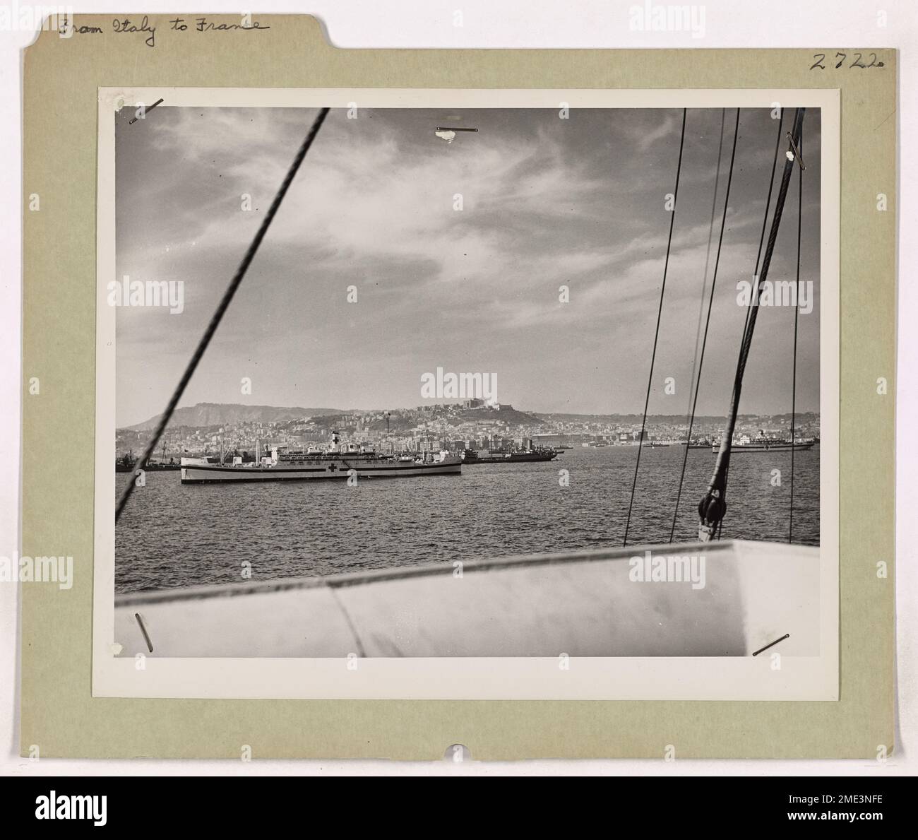 De l'Italie à la France --non-stop. Sur la photo du pont d'un cutter de combat de la Garde côtière, une partie de la flotte d'invasion se déplace d'un port italien pour l'assaut sur le sud de la France. Au premier plan, des navires-hôpitaux sont vus accompagner warcraft de la gigantesque force d'invasion qui a lancé la nouvelle attaque en Méditerranée. Banque D'Images