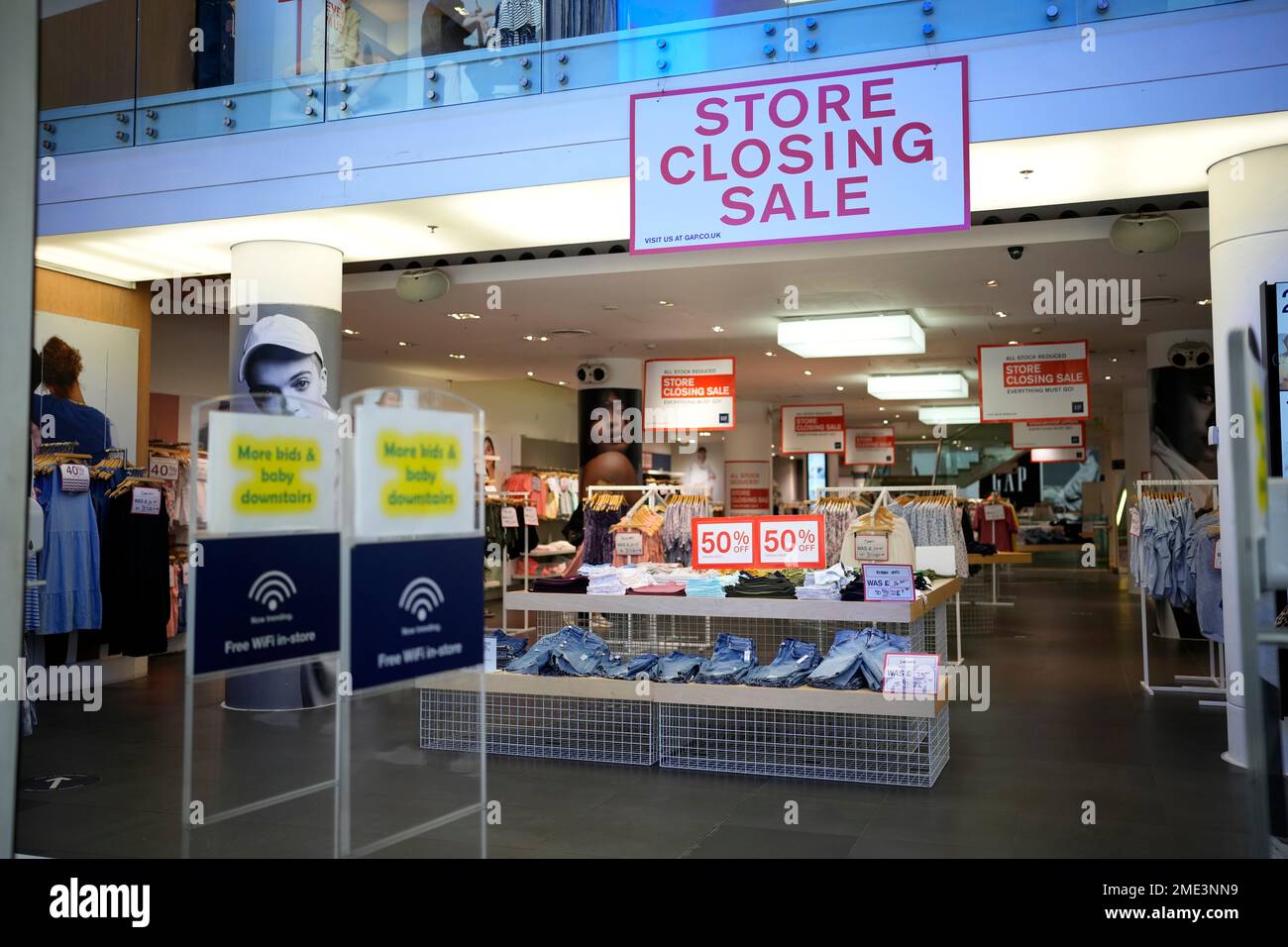 The Gap UK flagship clothing store with a sign indicating to the store's closure, on Oxford Street in London, Tuesday, July 27, 2021. In another blow to Britain's retail sector, American clothing company Gap said that it will close all of its stores in the U.K. by the end of the year as it moves its business exclusively online. It's a casualty of the coronavirus pandemic that has battered the U.K. economy. (AP Photo/Matt Dunham) Banque D'Images