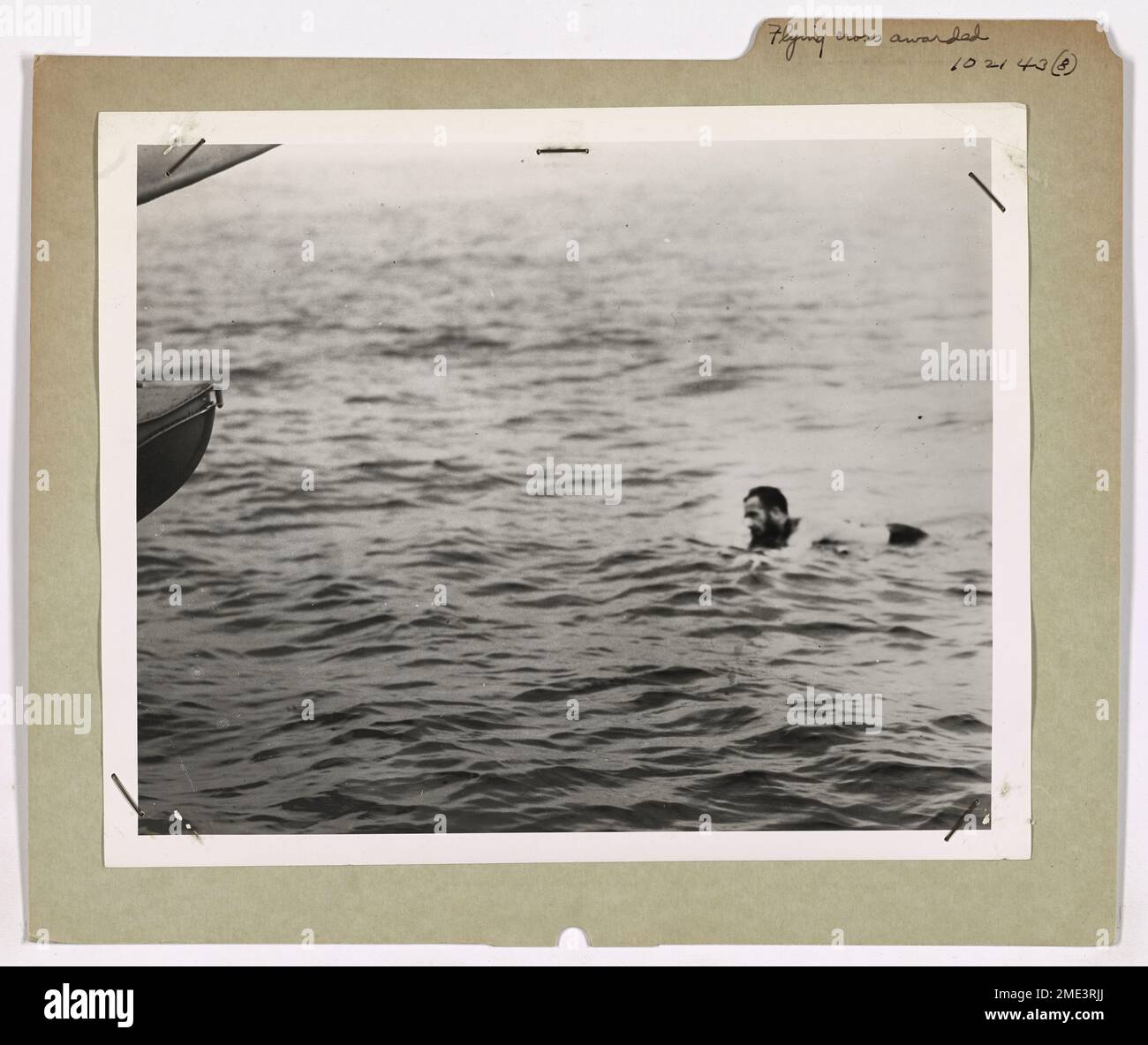 Le commandant Richard L. Burke, de la Garde côtière américaine, reçoit la Distinguished Flying Cross pour son sauvetage héroïque de sept survivants allemands d'un U-boot détruit pendant la seconde Guerre mondiale Banque D'Images