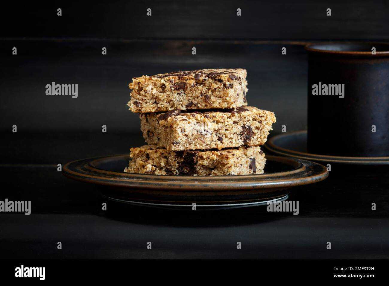 Studio de photographie d'une assiette de bonbons maison aux pois chiches Banque D'Images