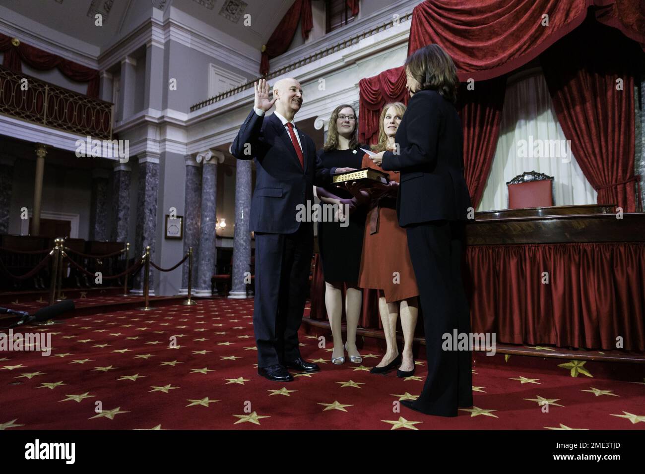 Washington, États-Unis. 23rd janvier 2023. LE vice-président AMÉRICAIN Kamala Harris administre en cérémonie le serment d'investiture du sénateur Pete Ricketts dans l'ancienne salle du Sénat au Capitole des États-Unis à Washington, DC, lundi, 23 janvier 2023. Ricketts a été choisi par le gouverneur de l'État pour remplacer le républicain Ben Sasse. Photo de Ting Shen/ Credit: UPI/Alay Live News Banque D'Images