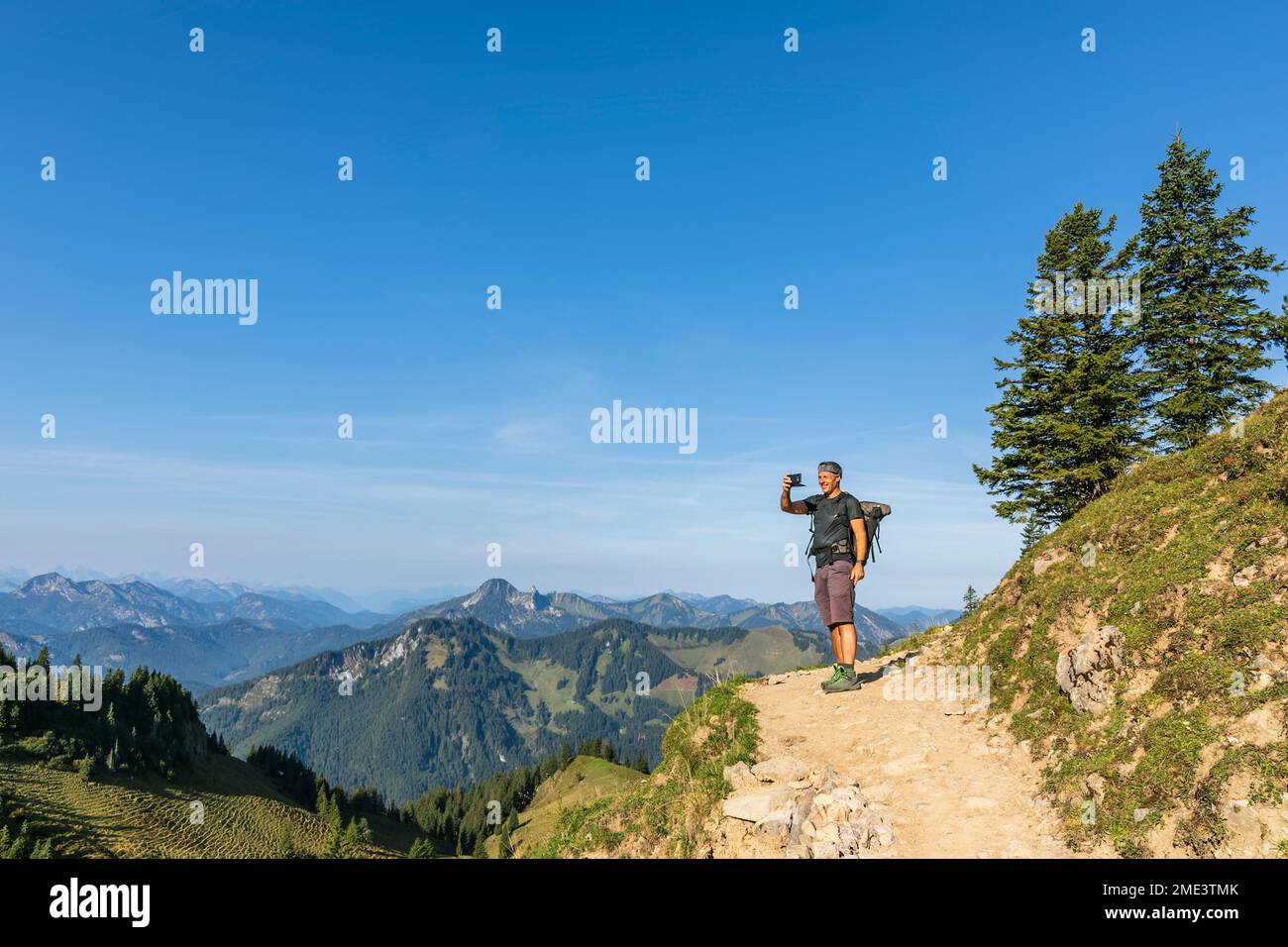 Allemagne, Bavière, Male randonneur prenant des photos sur le chemin du sommet de la montagne de Rotswand Banque D'Images