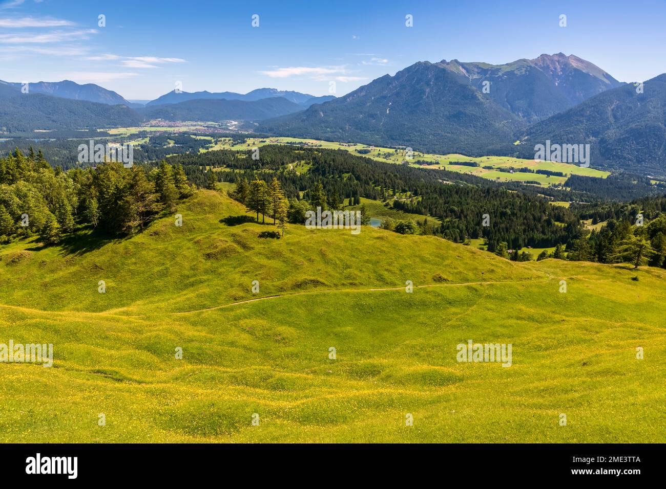 Allemagne, Bavière, vallée d'été dans les montagnes de Wetterstein Banque D'Images