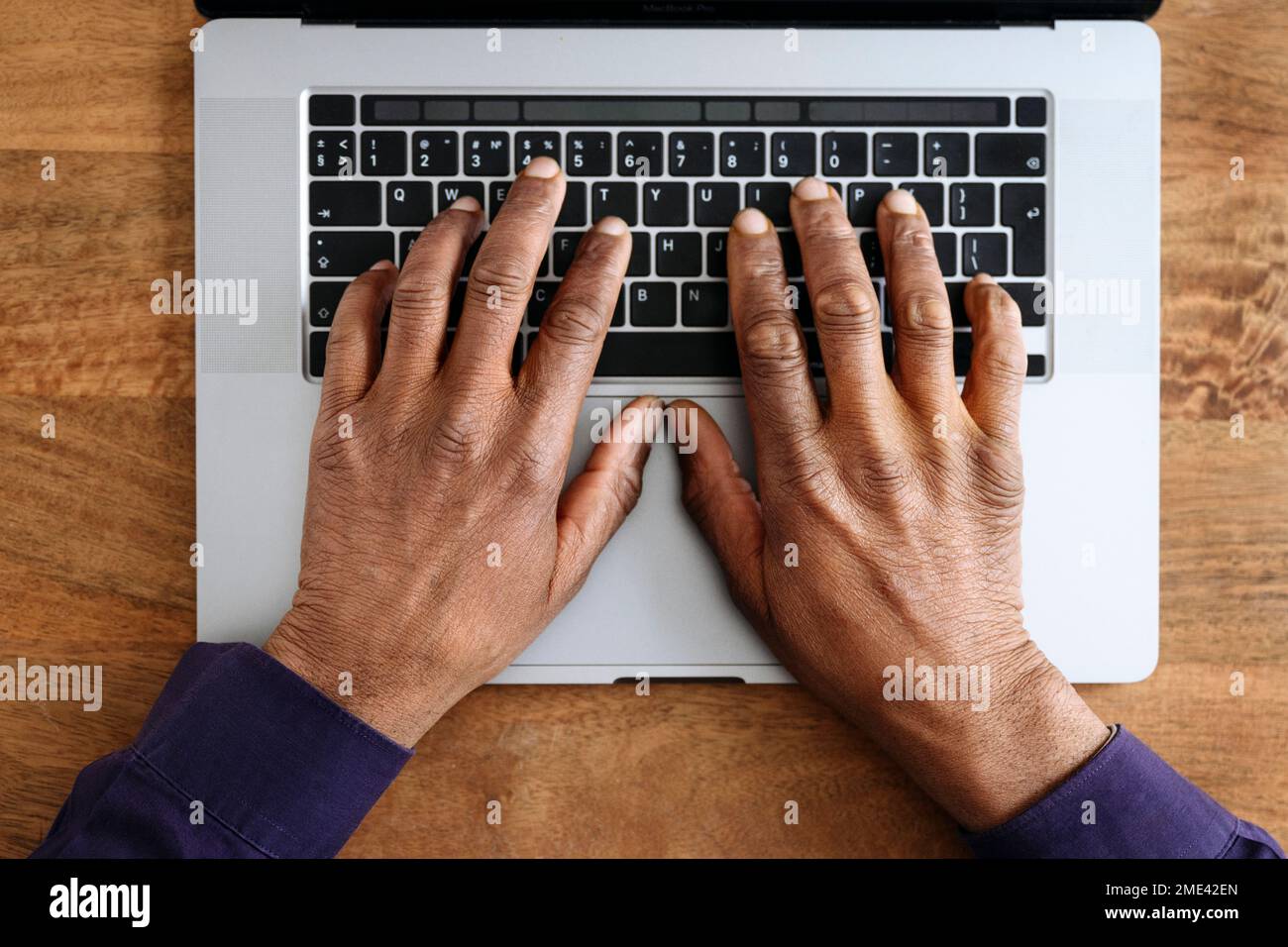 Mains d'homme d'affaires utilisant un ordinateur portable sur le bureau Banque D'Images