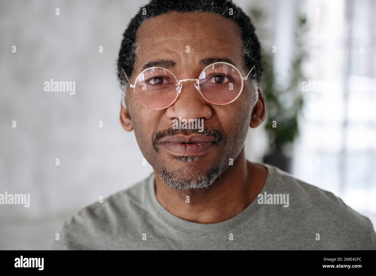 Homme adulte portant des lunettes roses a la maison Photo Stock Alamy
