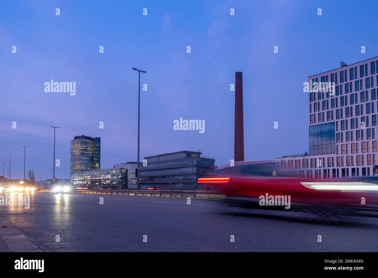 Allemagne, Bavière, Munich, circulation urbaine au crépuscule Banque D'Images