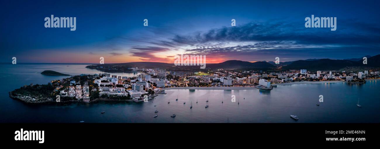 Espagne, Iles Baléares, Santa Ponsa, Majorque, Panorama aérien de la ville balnéaire au crépuscule Banque D'Images