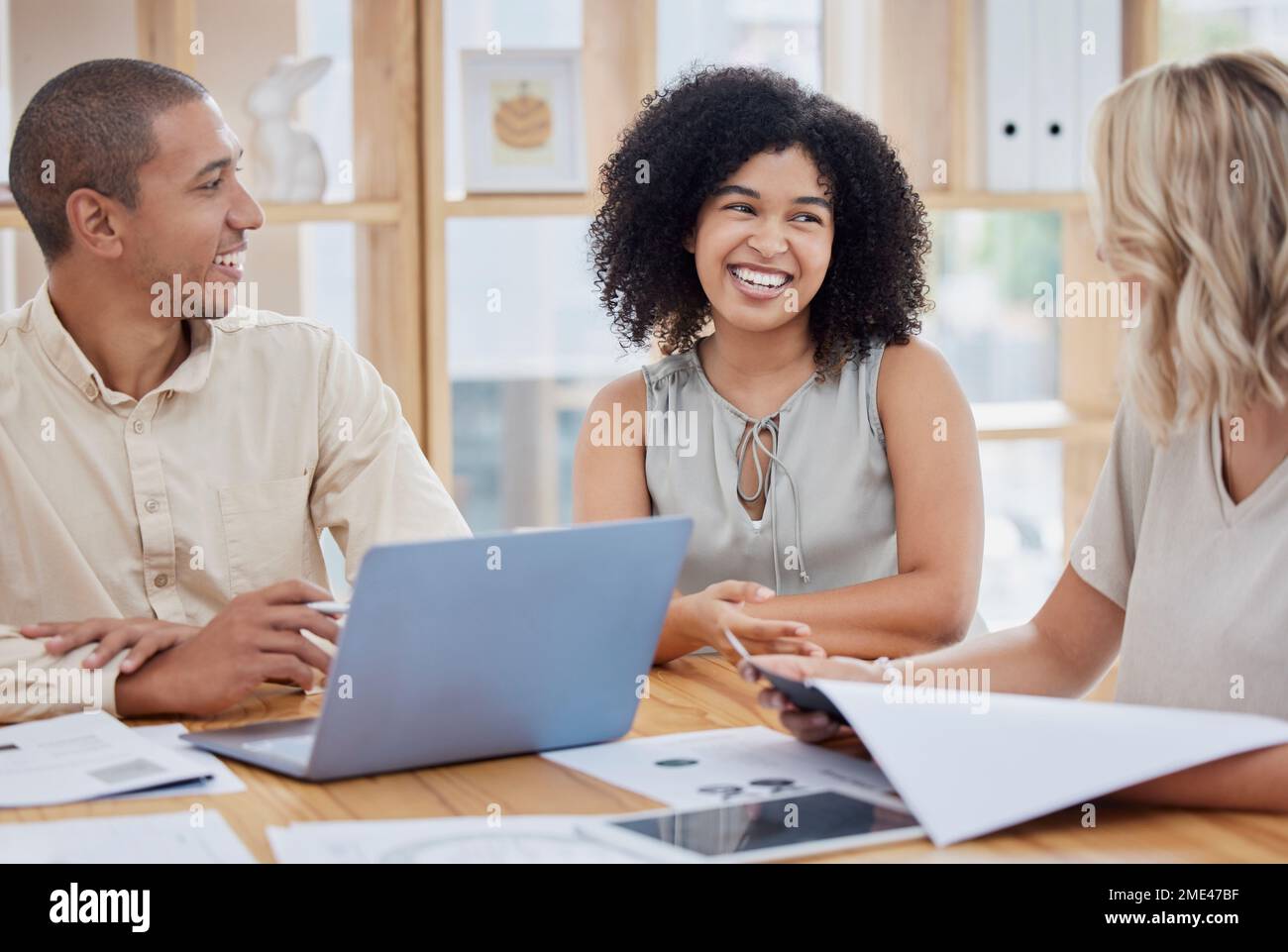 Heureux, travail d'équipe ou professionnels sur ordinateur portable en réunion pour la vision de l'entreprise, la planification créative ou la communication. Création d'équipe, sourire ou bonne mise en route Banque D'Images