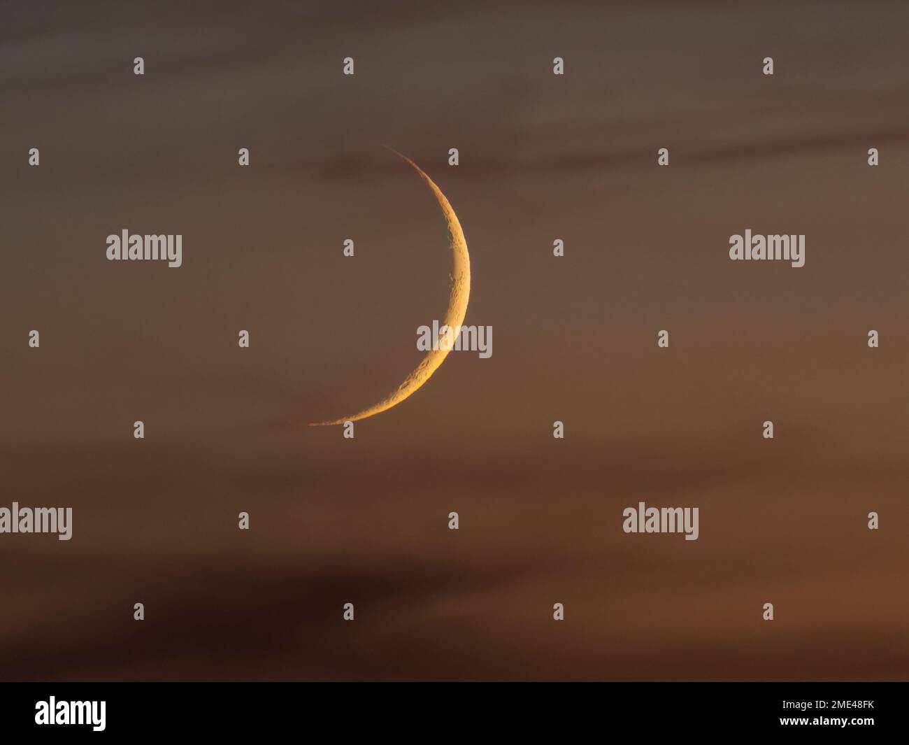 Vue sur le croissant de lune au crépuscule Banque D'Images