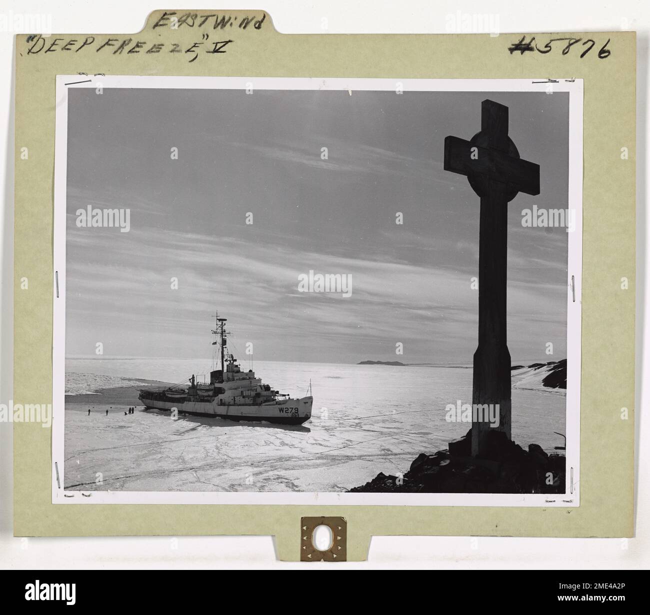 Le brise-glace Eastwind de la Garde côtière américaine est arrivé à McMurdo Sound, en Antarctique, le 19 janvier 1960, terminant son deuxième voyage dans la région. Cela a marqué une rencontre historique du passé et du présent alors que le Eastwind est arrivé près de la croix érigée en mémoire de l'expédition de Robert Scott en Antarctique, symbolisant la poursuite de l'exploration et des efforts scientifiques. Banque D'Images