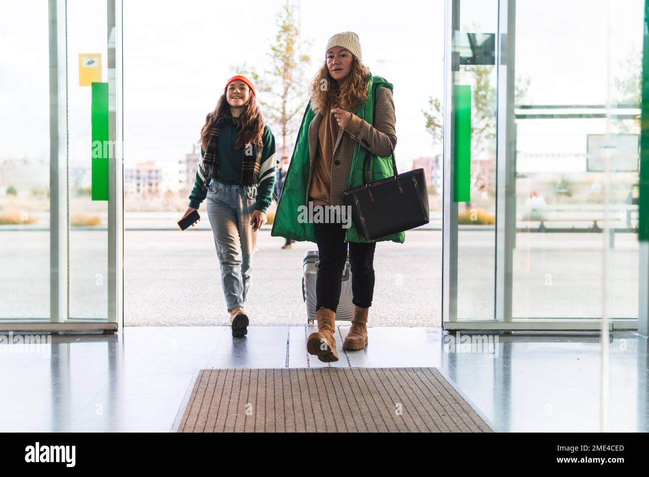 Mère et fille marchant dans la porte Banque D'Images