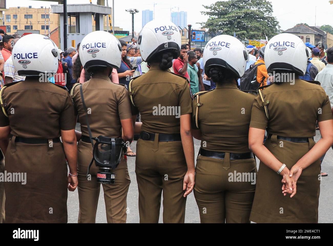 Colombo, Sri Lanka. 23rd janvier 2023. Des femmes de police sont garantes tandis que le syndicat