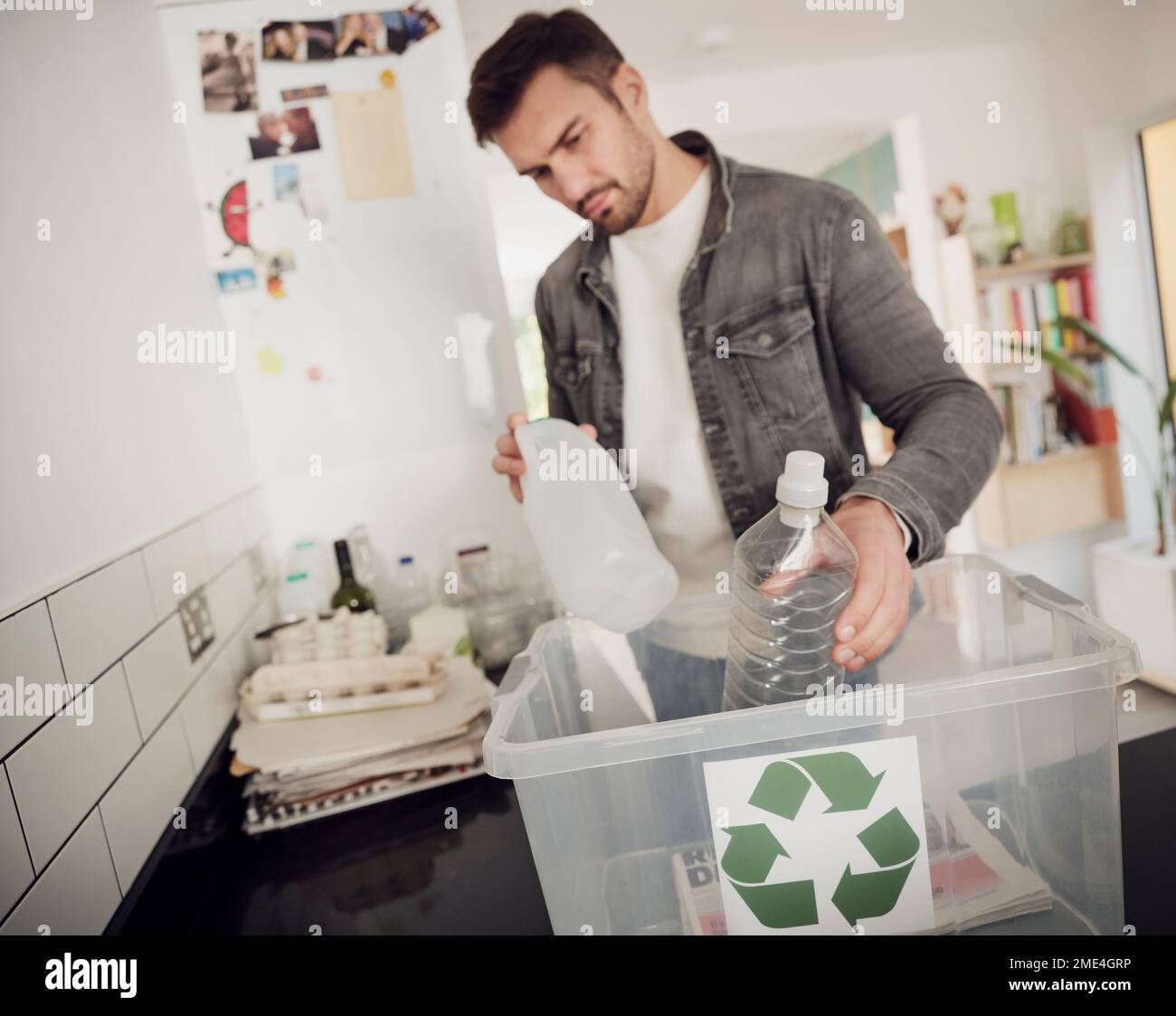 Homme plaçant les déchets séparés dans la boîte de recyclage Banque D'Images