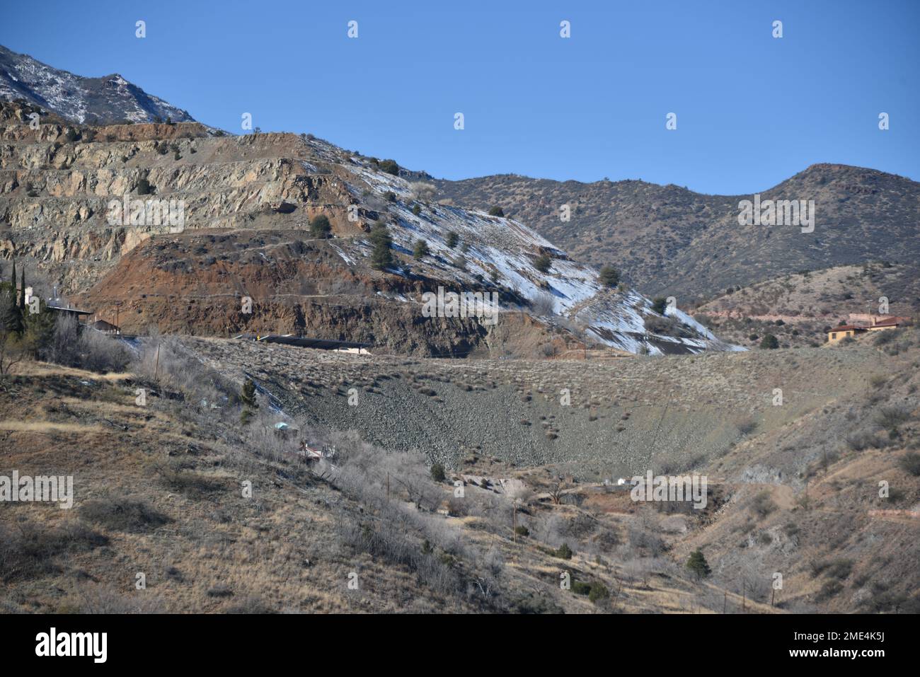 Jerome, AZ. Aux Etats-Unis Mai 18, 2018. Un monument historique national 1967, Jerome's Cleopatra hill tunnel/boom minier de cuivre à ciel ouvert buste 1890 à 1950. Banque D'Images