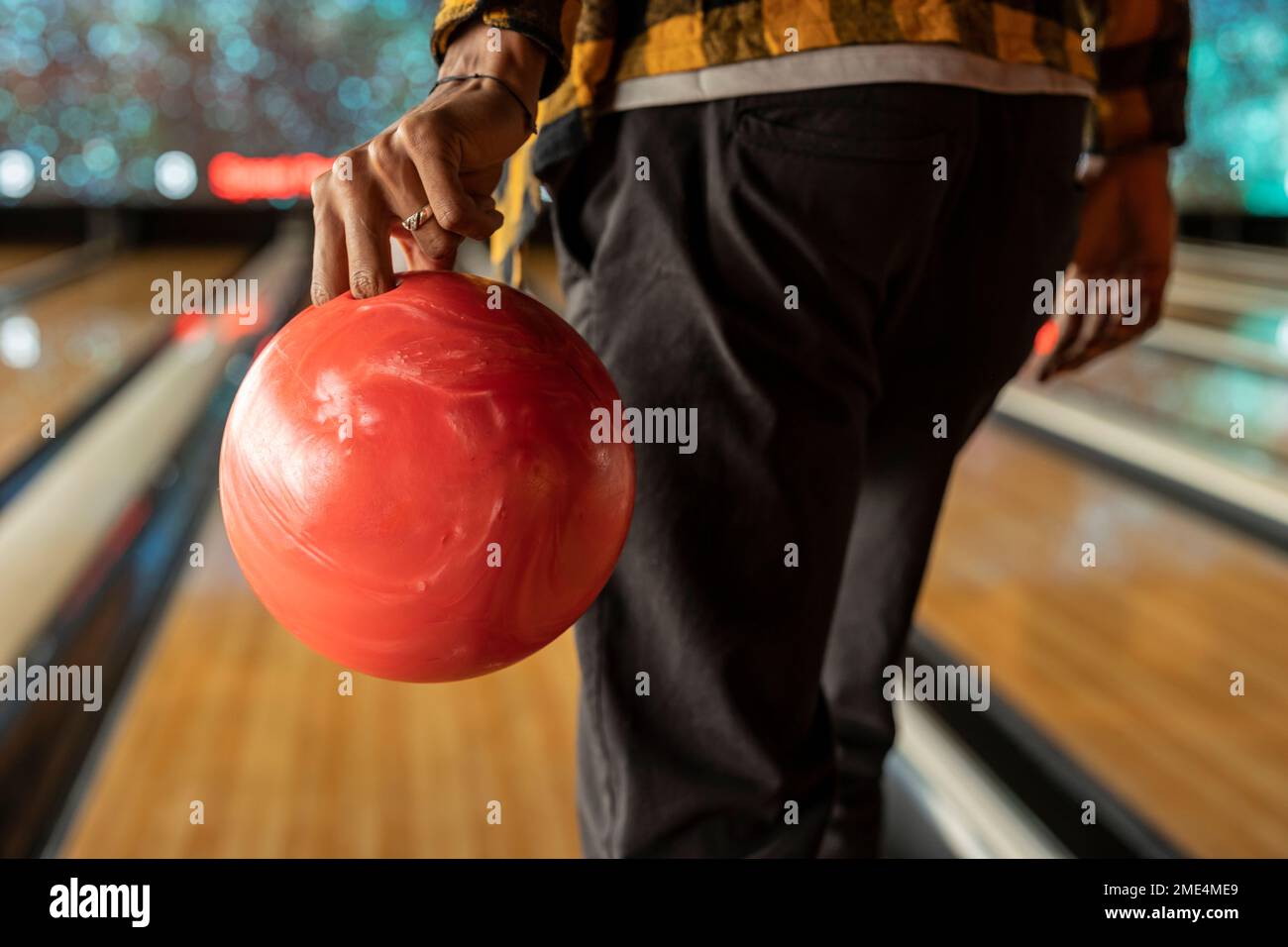 Homme jouant à dix quilles Banque D'Images