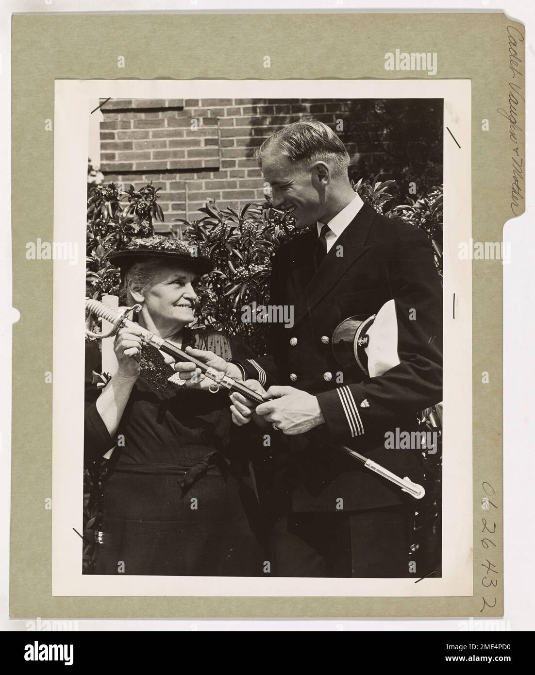MRS Olive Parker regarde fièrement son fils, le cadet Kenneth Raymond Vaughn, à l'obtention de son diplôme de l'Académie de la Garde côtière américaine. Kenneth reçut sa commission d'enseigne et une épée pour sa maîtrise des tactiques militaires et de l'exercice. Banque D'Images