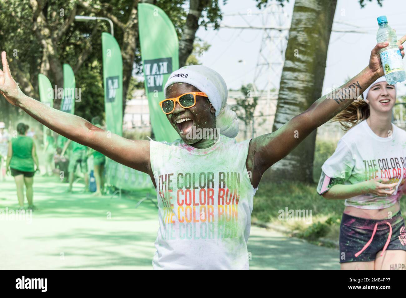 ZWOLLE, PAYS-BAS - AUGUSTE 2 2014 : une femme qui applaudit en passant le point de contrôle du marsweg pendant la Color Run. Banque D'Images