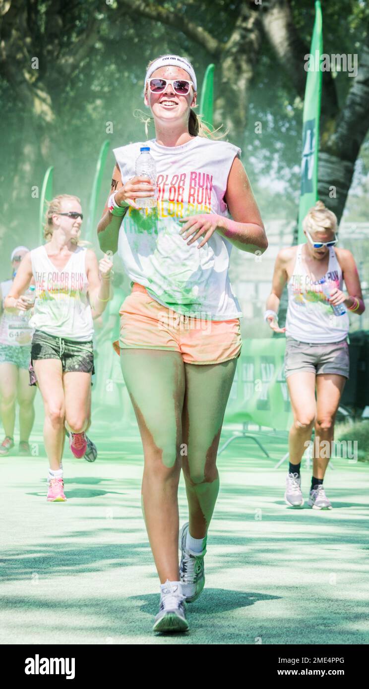 ZWOLLE, PAYS-BAS - AUGUSTE 2 2014 : trois femmes passent le point de contrôle de Marsweg pendant la Color Run. Banque D'Images