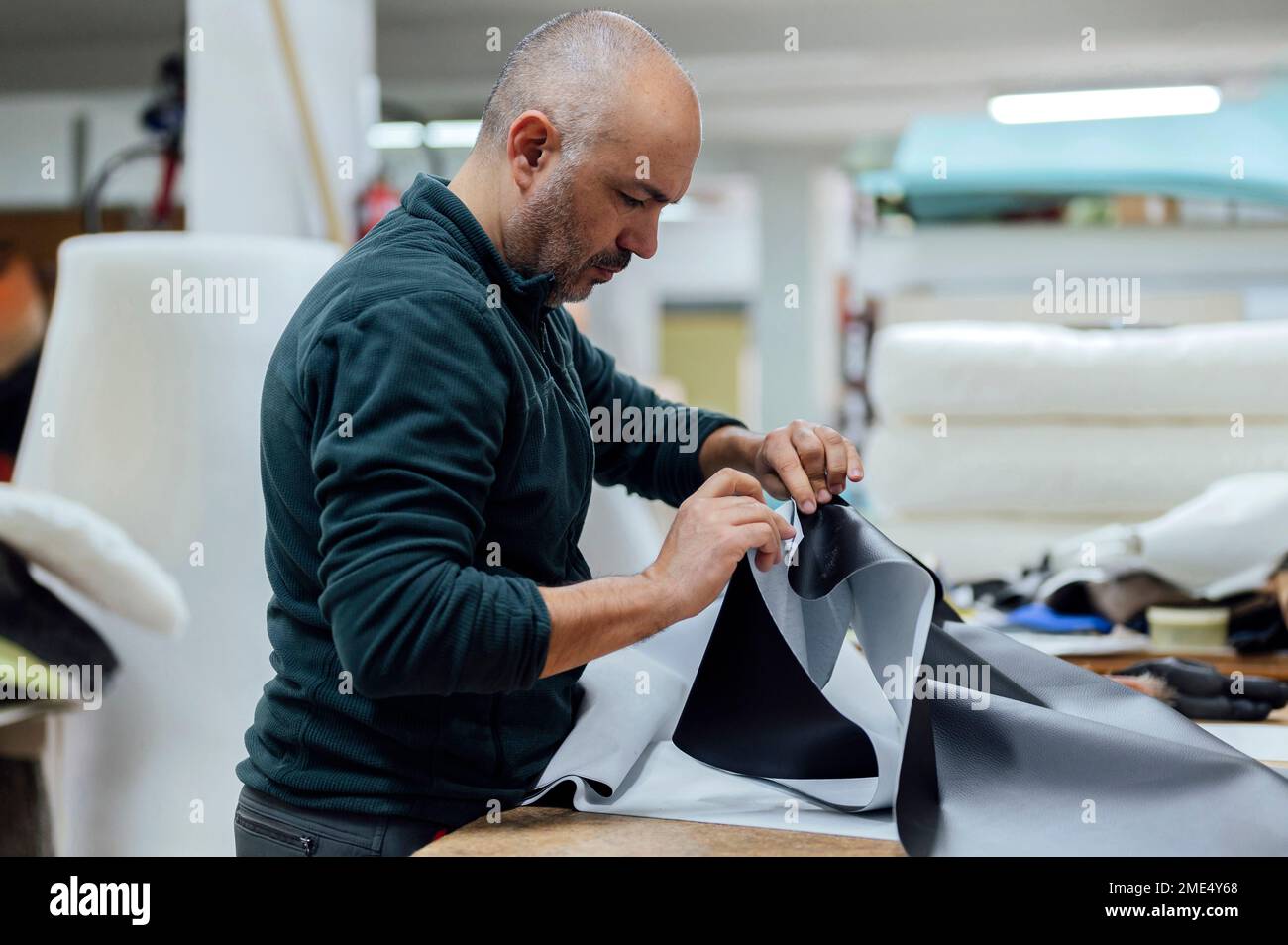 Artisan travaillant avec le tissu en atelier Banque D'Images