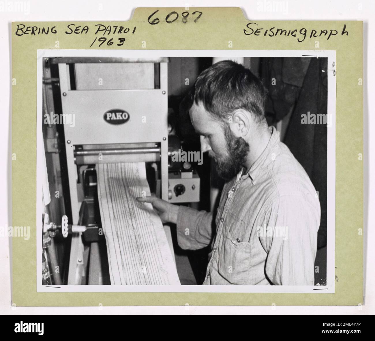 C'est maintenant la patrouille de l'Alaska de la Garde côtière. Jerry E. Helms, deuxième classe du photographe Mate, USCG, de Cedar Bluff, Alabama, sèche un des nombreux 100-ft. Rouleaux de sismigraphes photographiques [sismographes] pris à bord des États-Unis Brise-glace DE la Garde côtière NORTHWIND lors d'un levé sismique dans la mer de Chukchi, octobre 1963. Dans le cadre de la patrouille de l'Alaska de 1964, la mission océanographique DE NORTHWIND inclut des sondages sismiques similaires à l'extrémité nord de Pt. Barrow. Ces études devraient jeter la lumière sur les conditions qui ont produit un tremblement de terre si catastrophique que le récent Banque D'Images