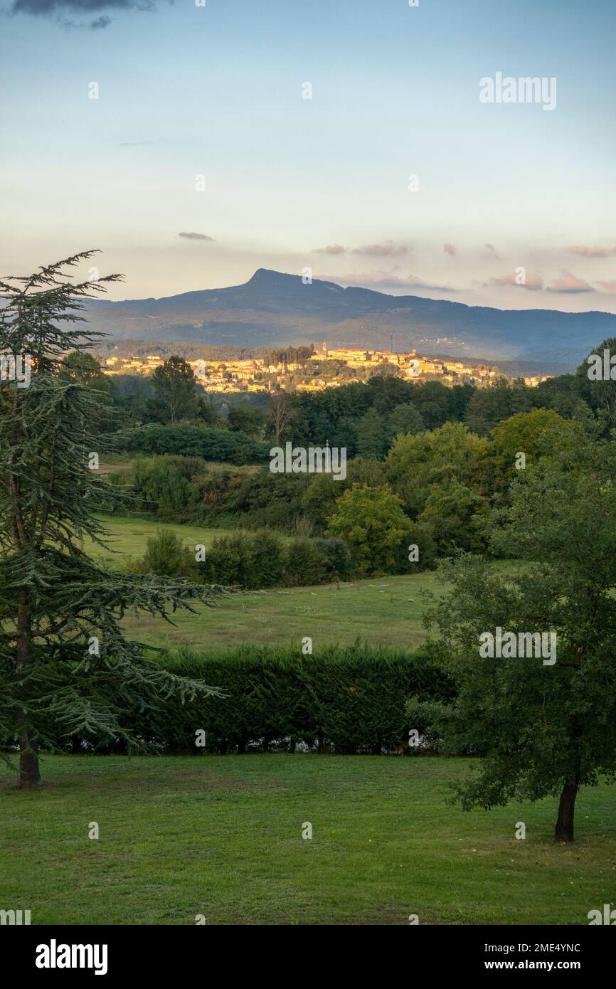 Ville de Bibbiena avec paysage vert de la vallée de Casentino Banque D'Images