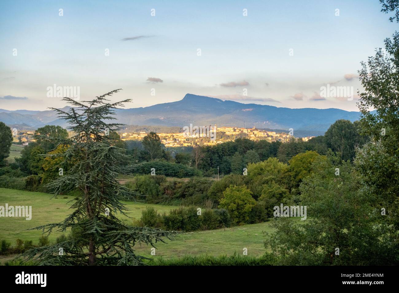 Paysage vert idyllique de la vallée de Casentino Banque D'Images