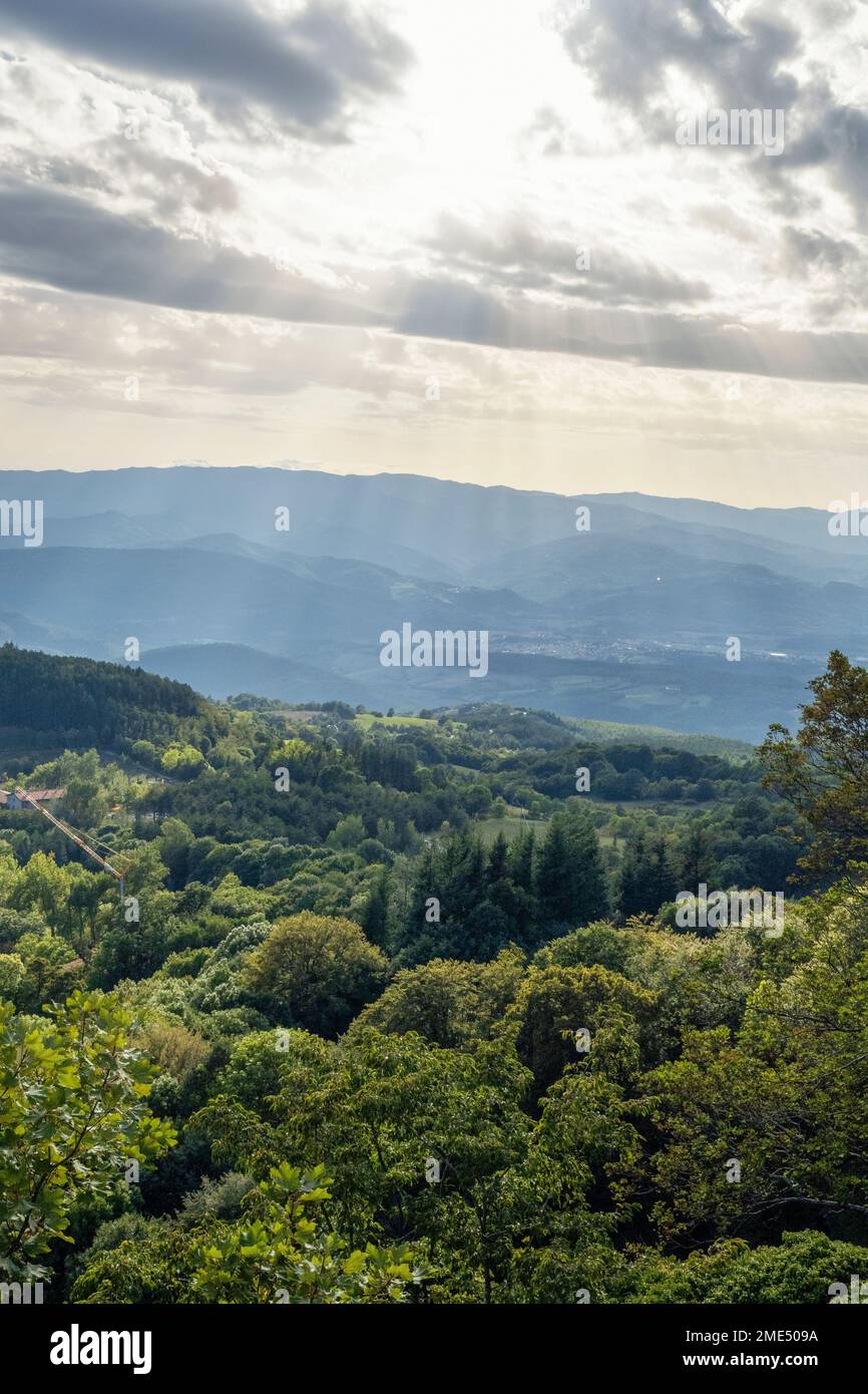 Vallée de Casentino avec un paysage verdoyant par temps nuageux Banque D'Images