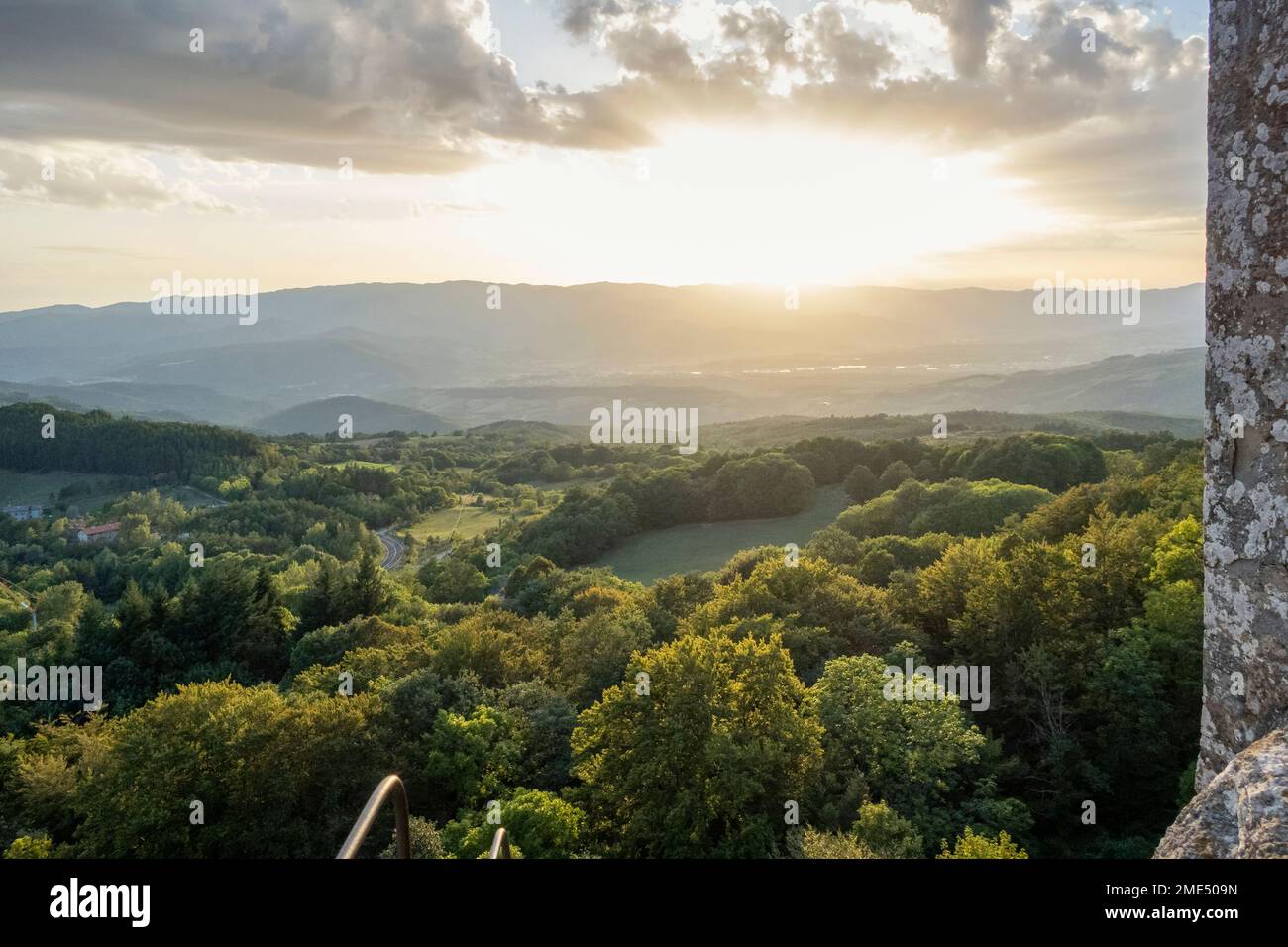 Paysage vert de la vallée du Casentino au coucher du soleil Banque D'Images