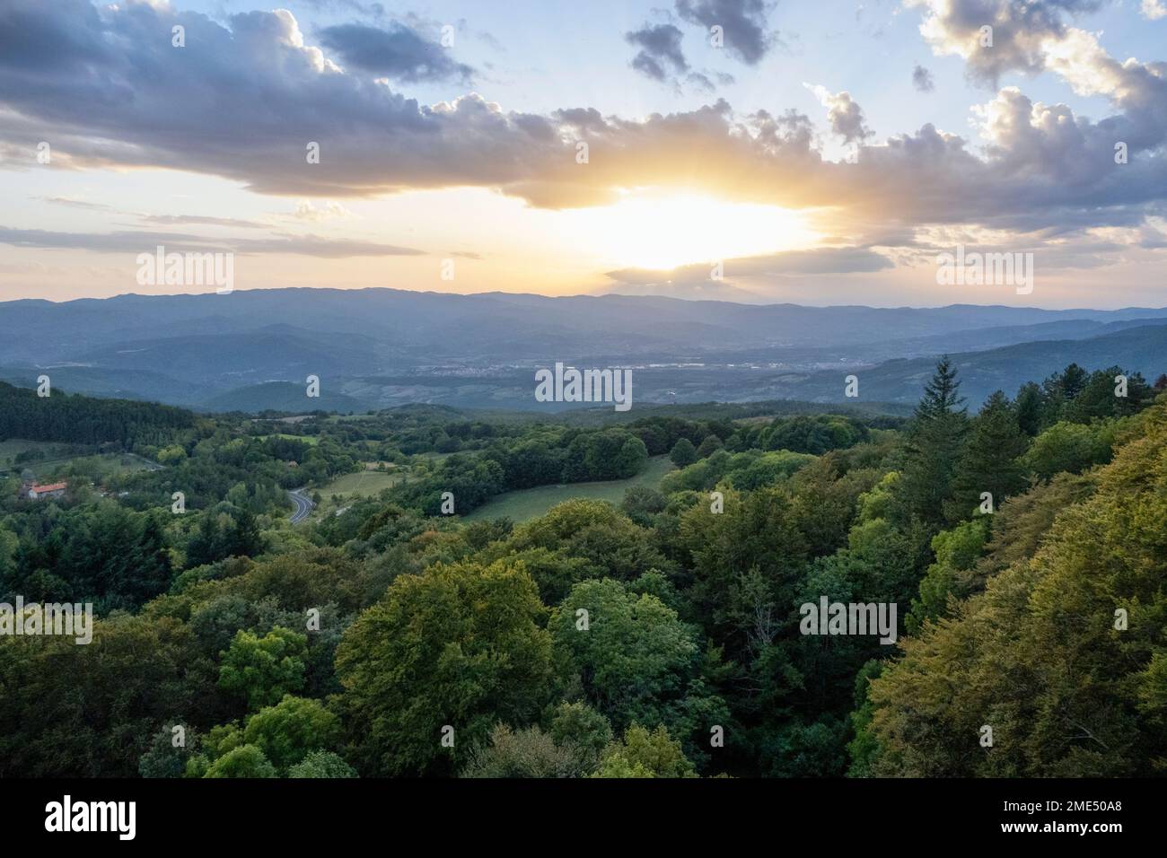 Paysage verdoyant de la vallée de Casentino sous ciel nuageux au coucher du soleil Banque D'Images