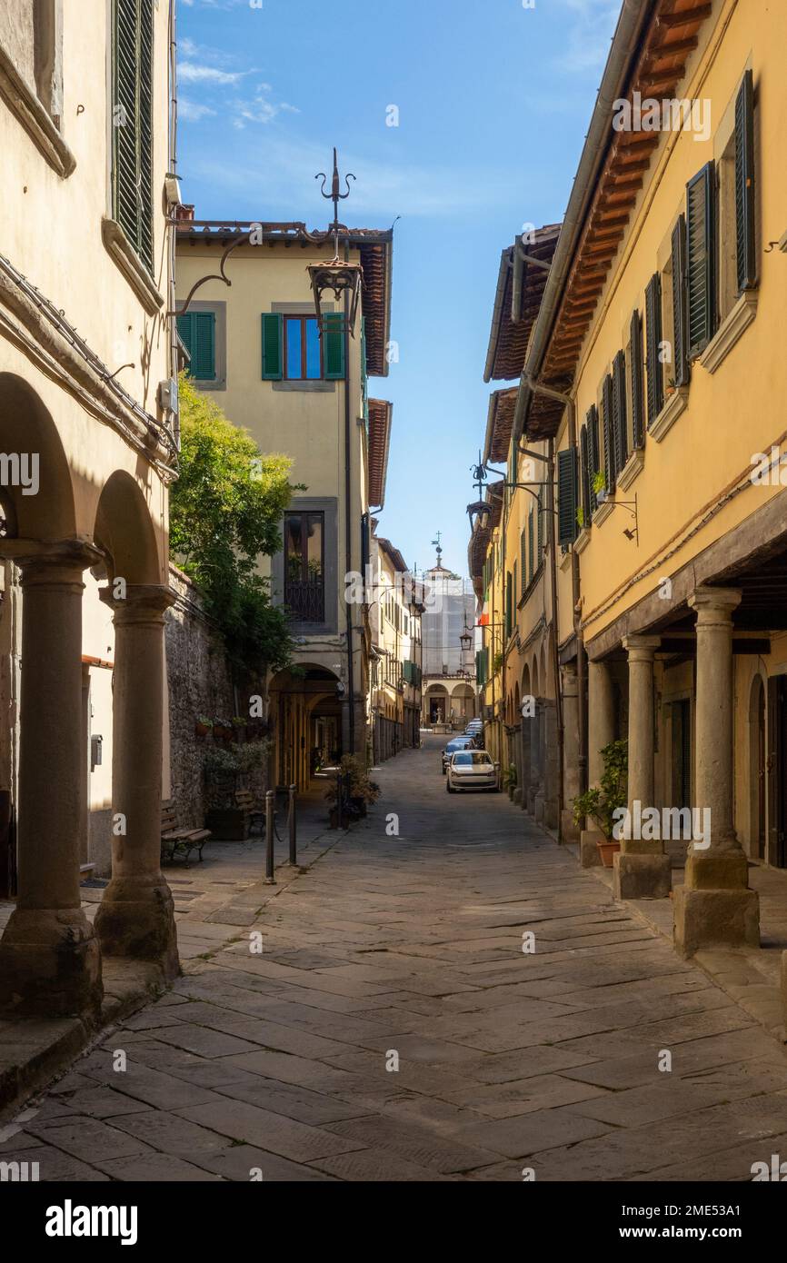 Italie, Toscane, Poppi, Colonnade s'étendant le long d'une allée de ville vide Banque D'Images
