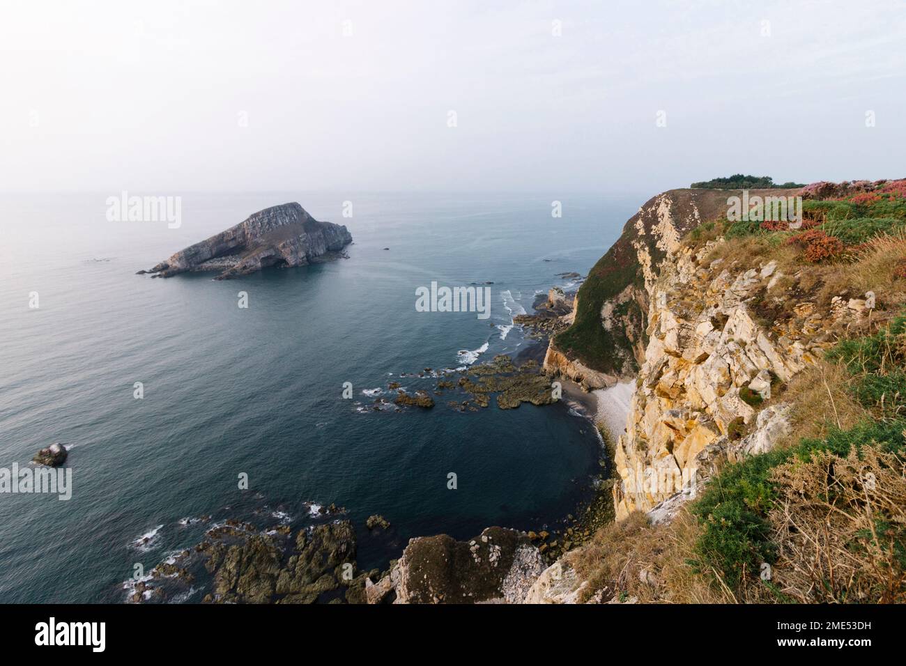 Vue panoramique sur la mer par la falaise Banque D'Images