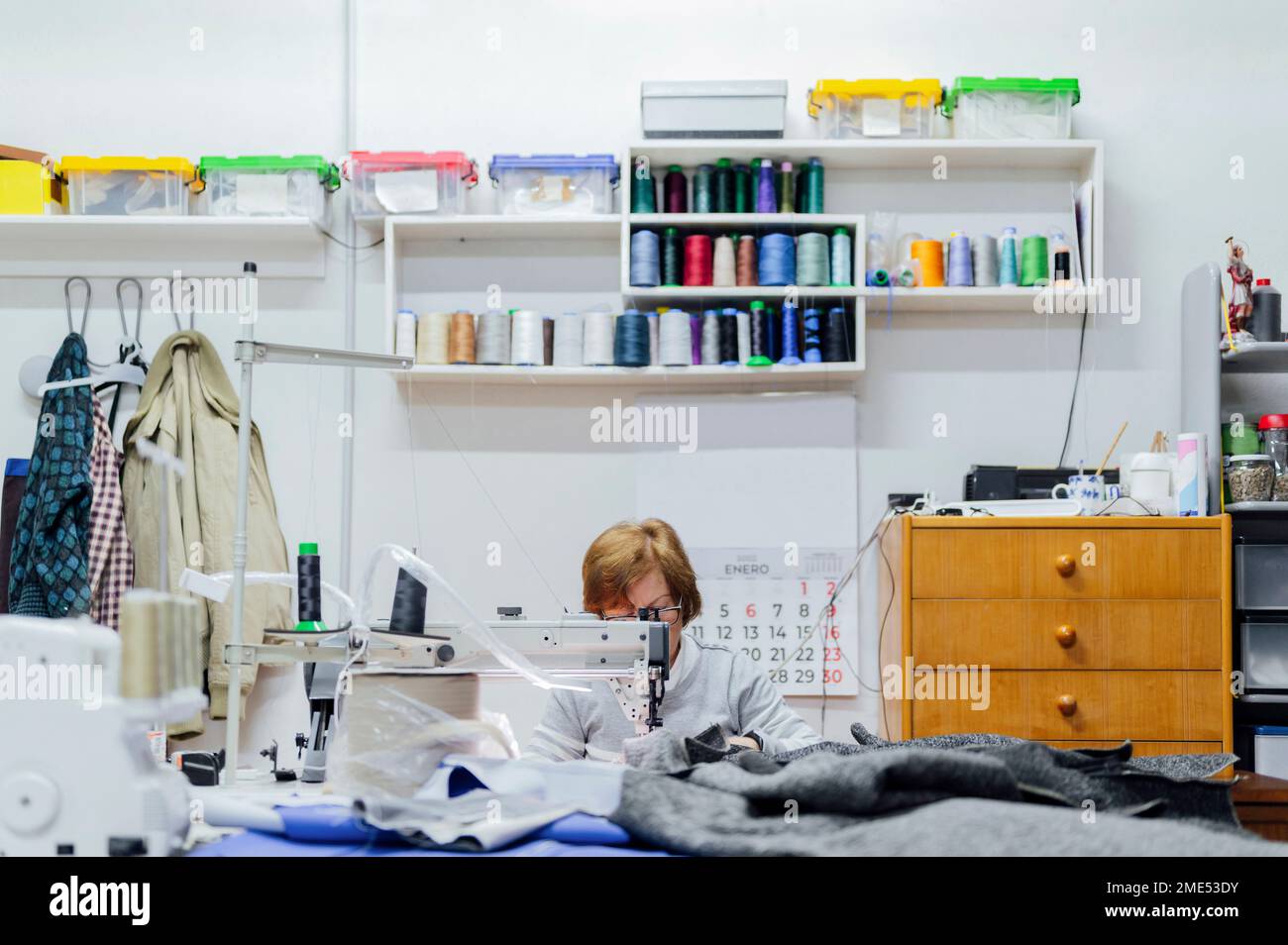 Femme couture de tissu dans l'atelier de sellerie Banque D'Images