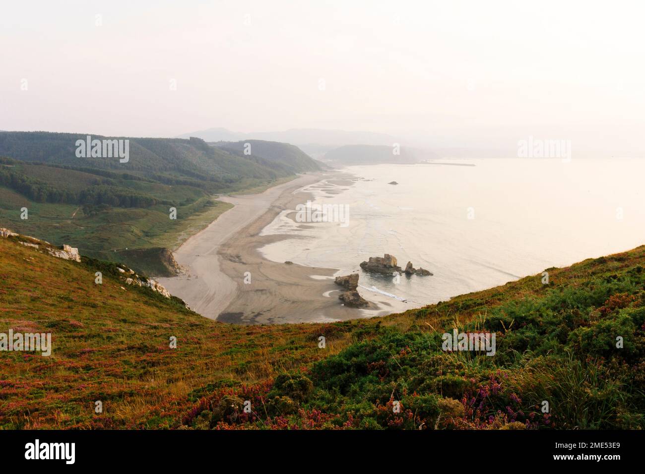 Vue panoramique sur la mer et la montagne au coucher du soleil Banque D'Images