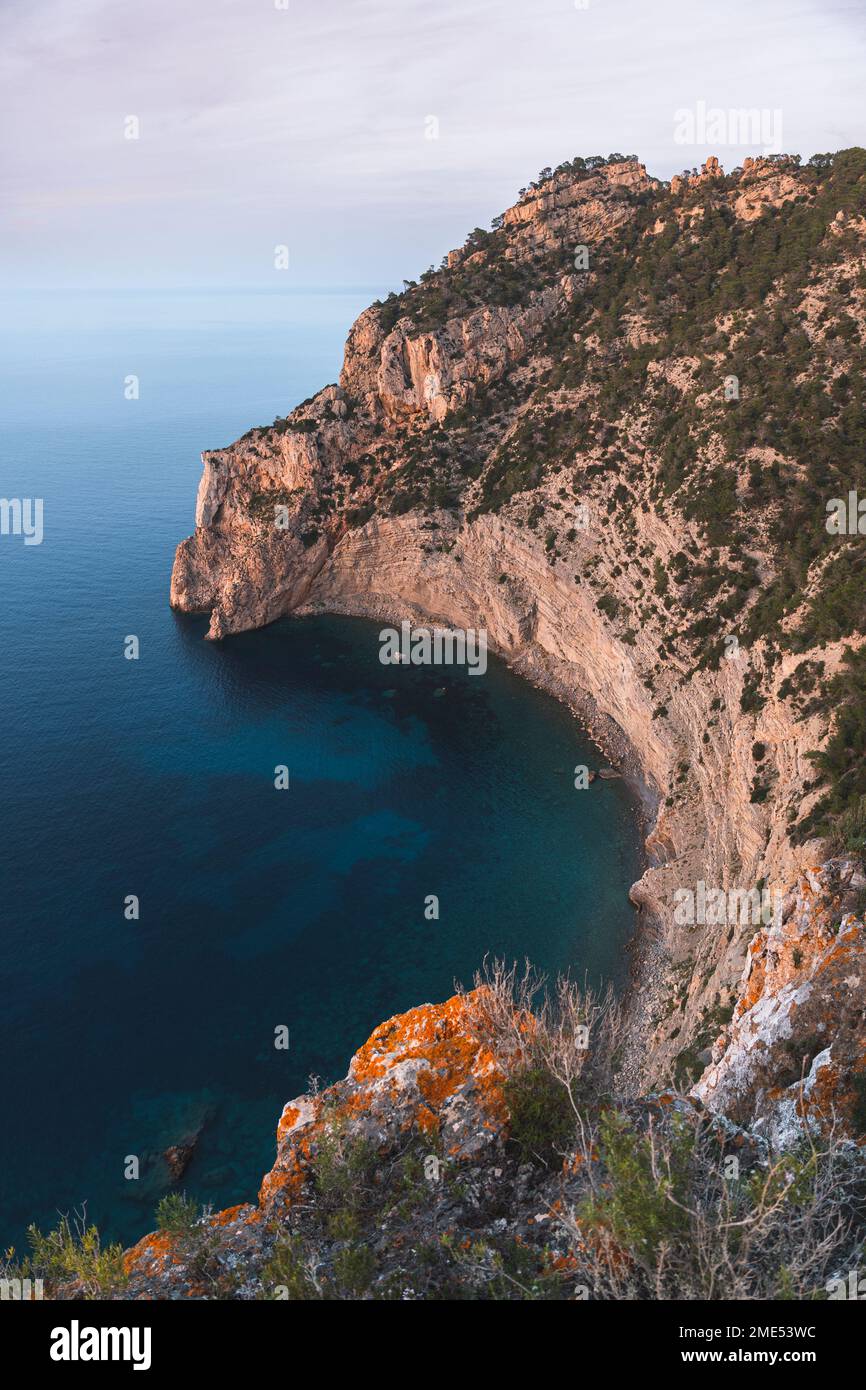 Espagne, Iles Baléares, vue depuis le haut de la falaise côtière Banque D'Images
