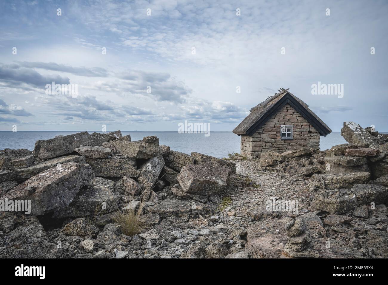 Suède, Oland, cabane en pierre sur un bord de mer rocheux Banque D'Images