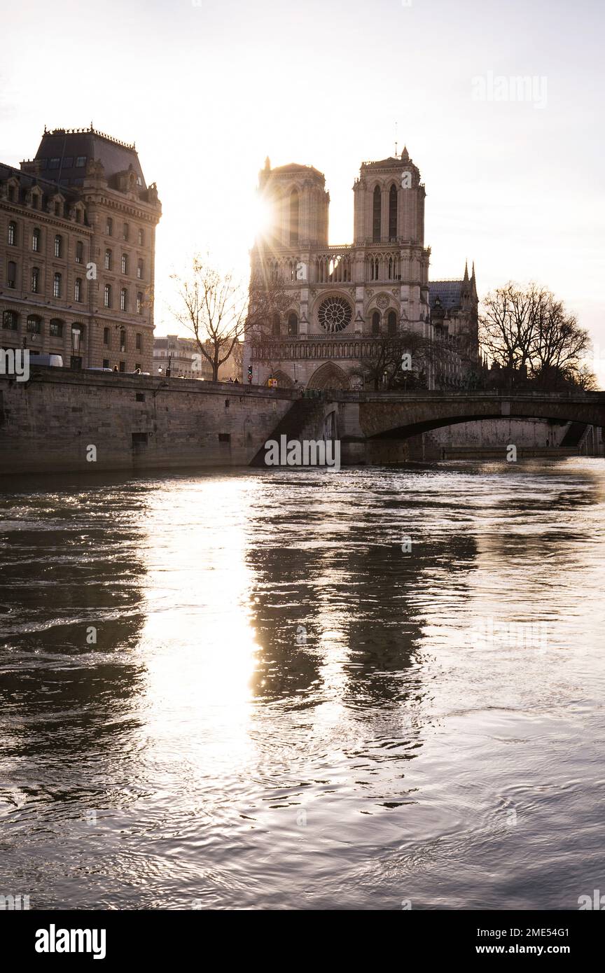 France, Ile-de-France, Paris, le soleil levant sur la Seine et la cathédrale notre-Dame de Paris Banque D'Images
