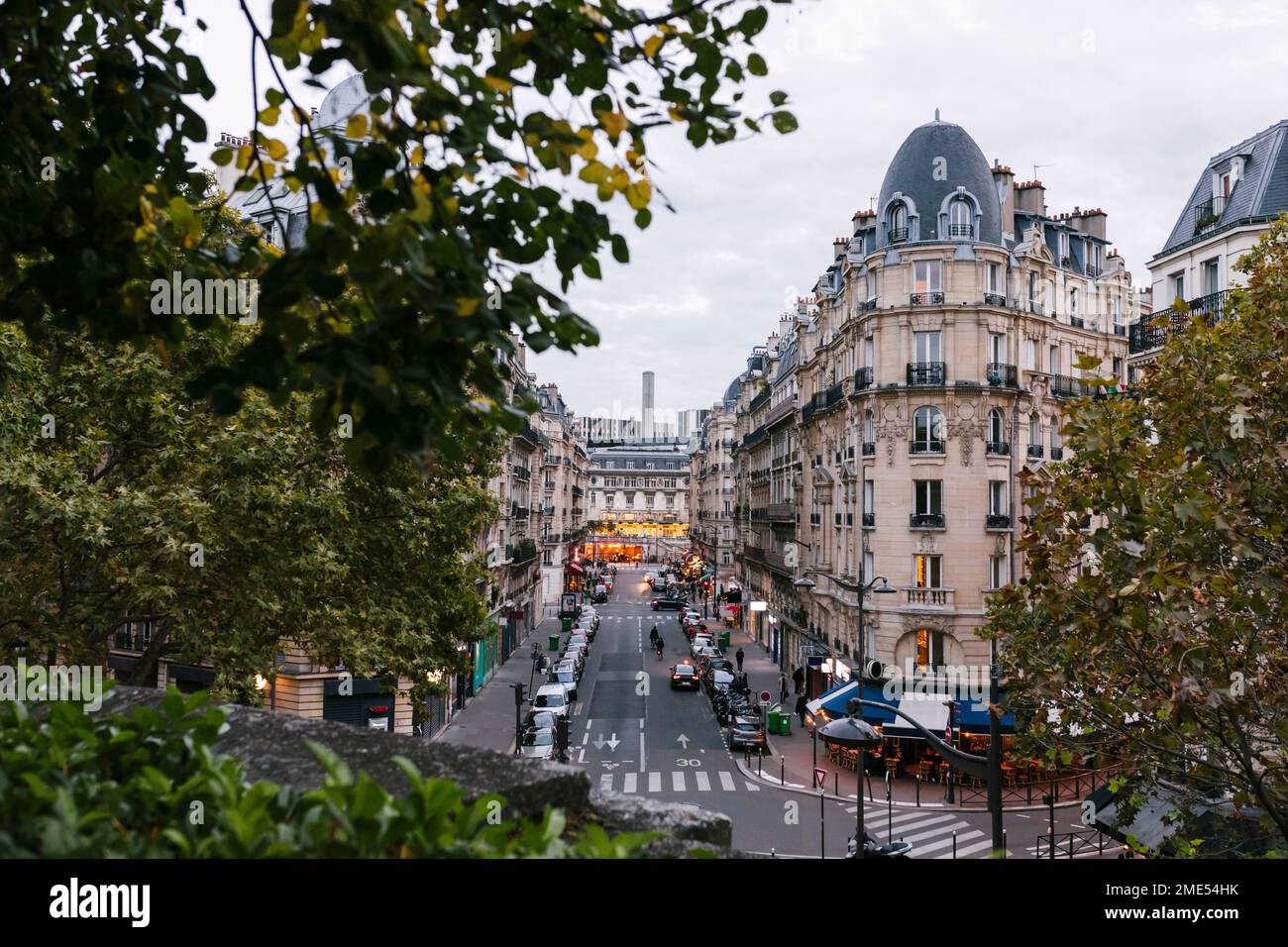 France, Ile-de-France, Paris, rue en face de l'immeuble Banque D'Images