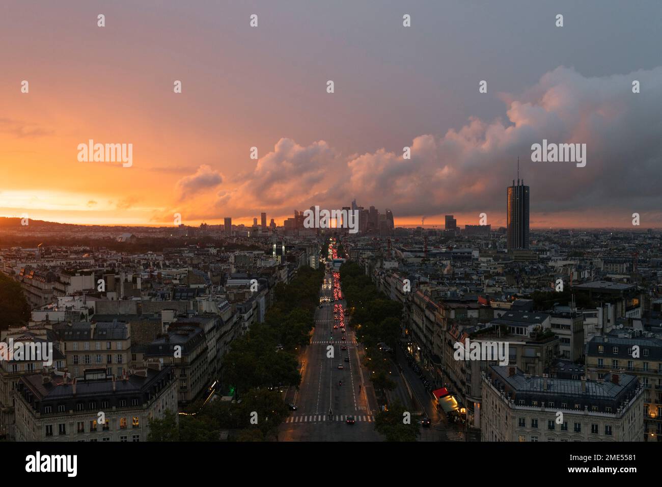 France, Ile-de-France, Paris, rue de la ville vue du haut de l'Arc de Triomphe au coucher du soleil Banque D'Images