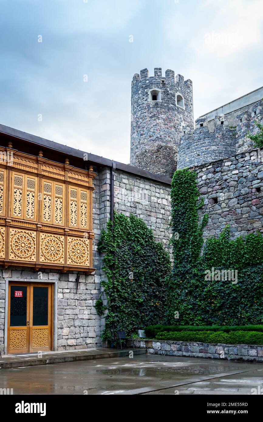 Akhaltsikhe, Géorgie, 06.06.21. Entrée à l'hôtel Gino Wellness Rabati dans la cour du château d'Akhaltsikhe avec des balcons en bois sculpté de style géorgien. Banque D'Images