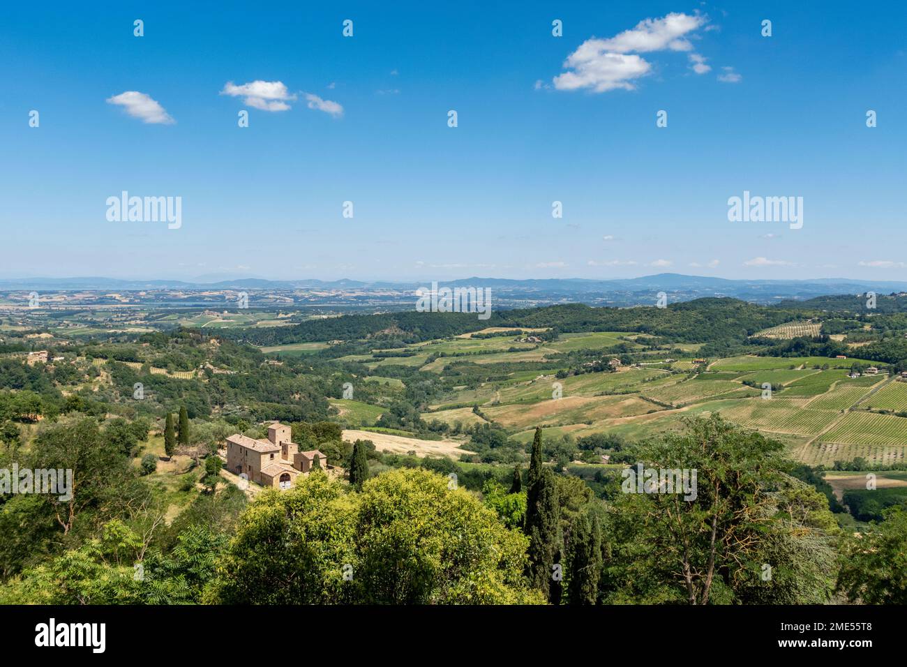 Italie, Toscane, Montepulciano, paysage vert de la vallée de Chiana en été Banque D'Images