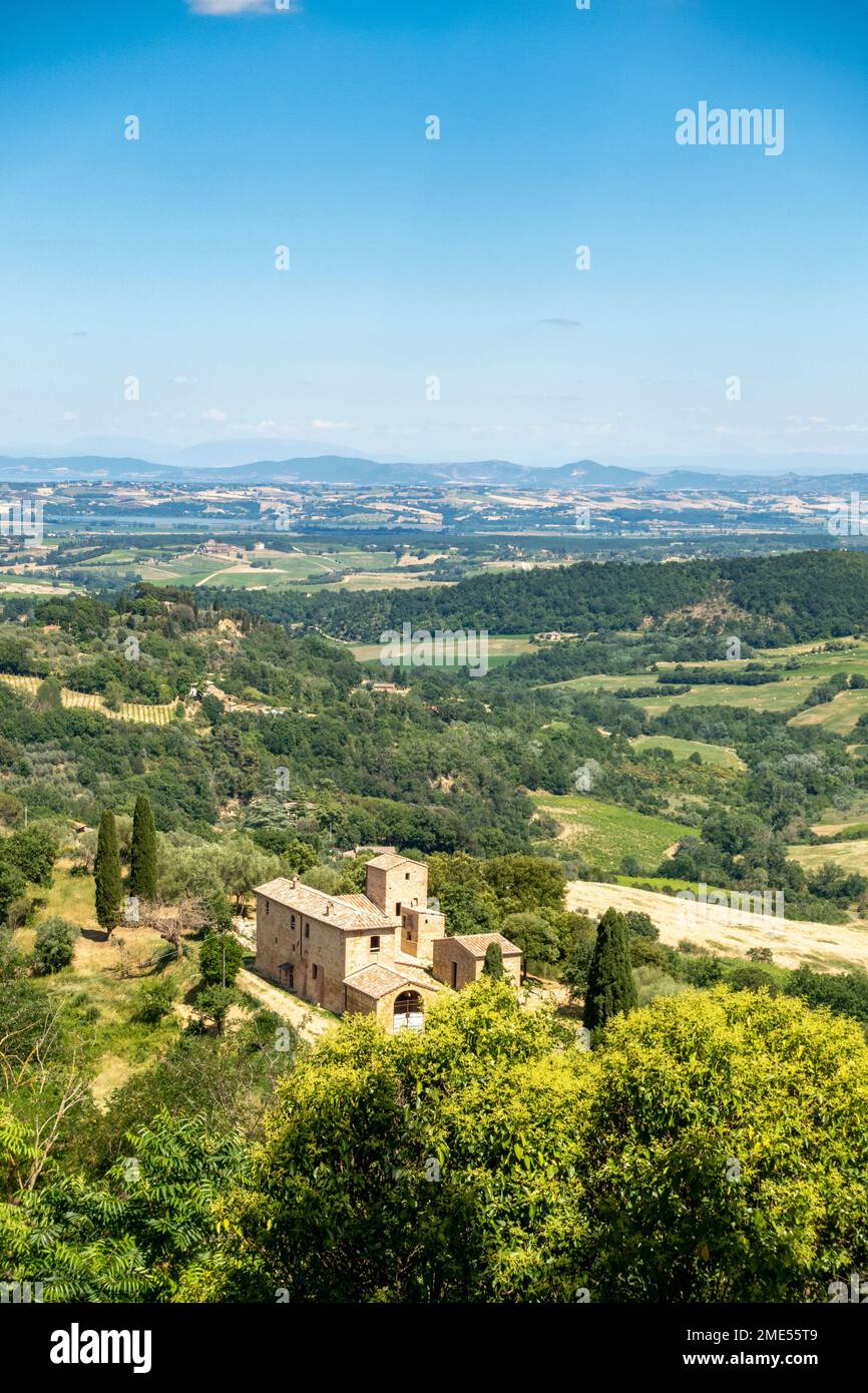 Italie, Toscane, Montepulciano, Villa dans la vallée de Chiana en été Banque D'Images