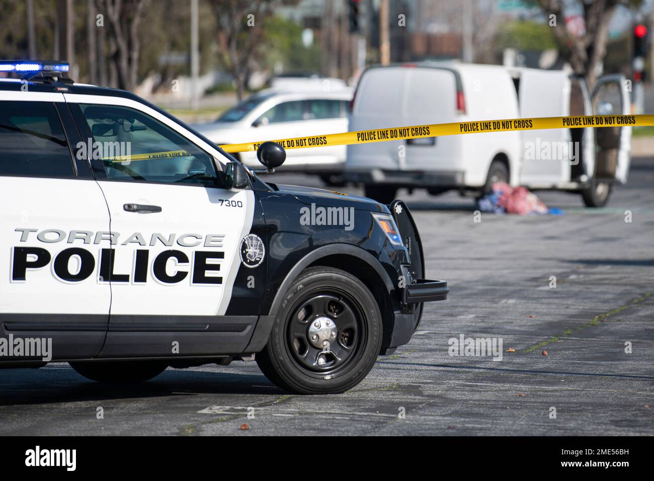 Torrance, États-Unis. 22nd janvier 2023. Un véhicule de police et une bande jaune sont visibles sur la scène où le suspect de tirs de masse de Monterey Park, Huu CAN Trann (72), a été trouvé mort à l'intérieur d'une fourgonnette blanche avec une blessure auto-infligée au pistolet à la tête, A Torrance après avoir tué 10 personnes dans un studio de danse de salle de bal à Los Angeles, sur 20 janvier 2023. La fusillade sera l'une des plus meurtrières de l'histoire de la Californie. Un motif reste à déterminer. Crédit : SOPA Images Limited/Alamy Live News Banque D'Images