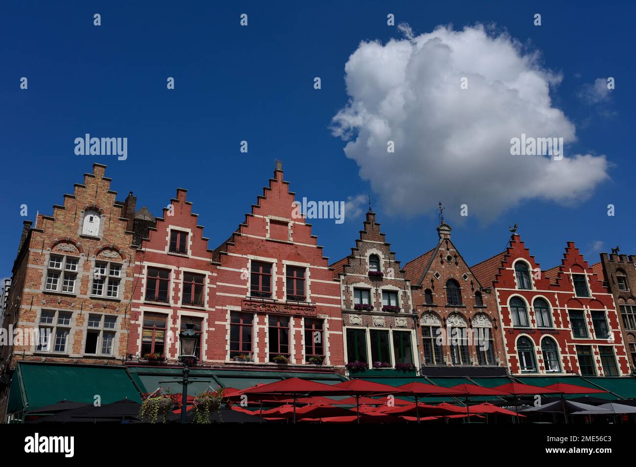 Belgique, Flandre Occidentale, Bruges, nuage flottant sur une rangée de maisons de ville historiques Banque D'Images