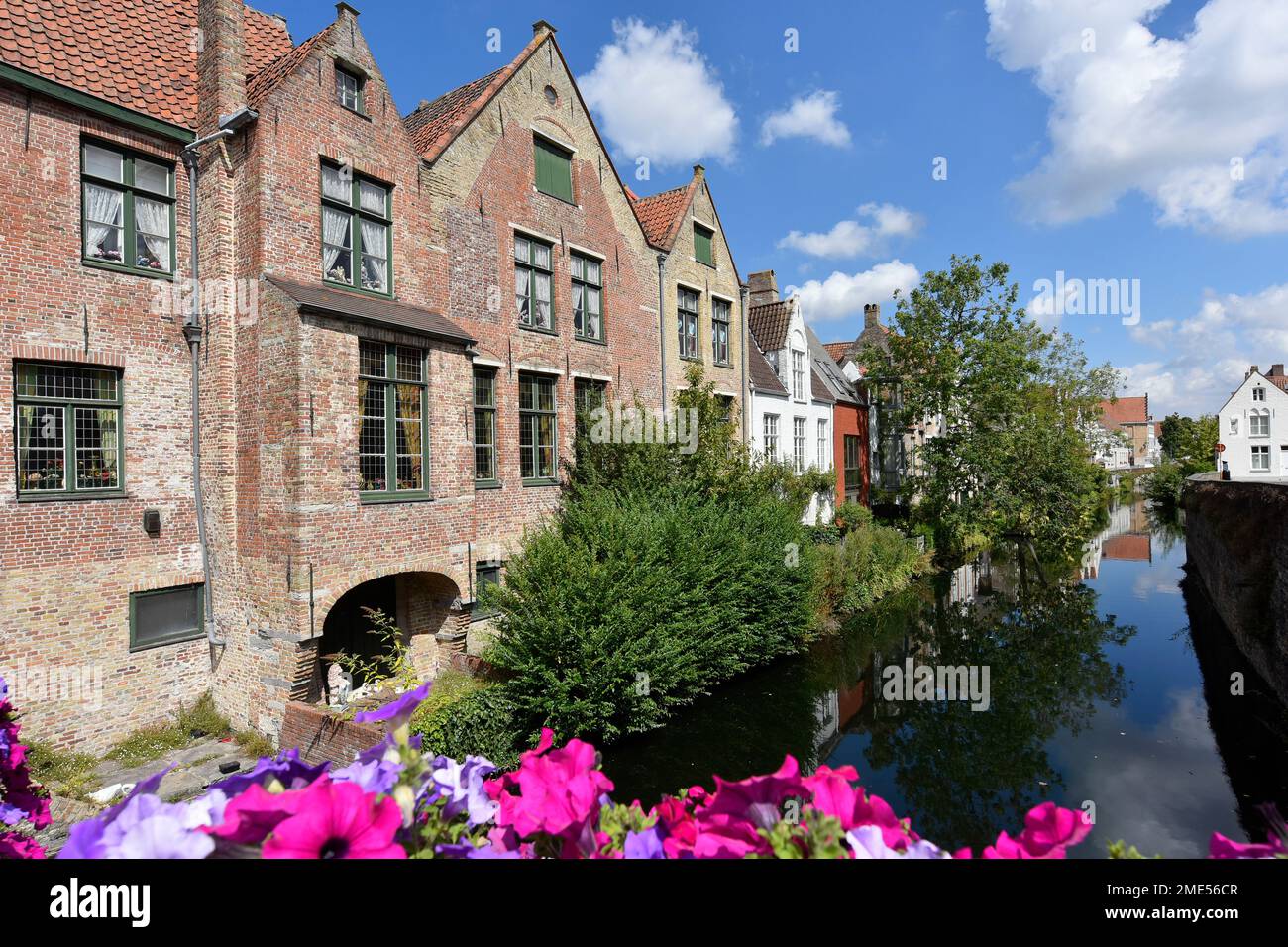 Belgique, Flandre Occidentale, Bruges, Maisons le long du canal de la ville au crépuscule Banque D'Images