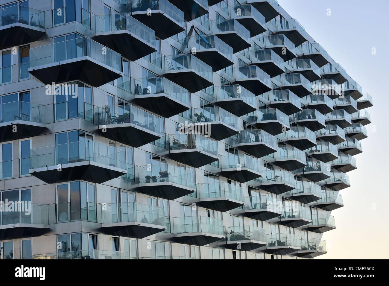 Pays-Bas, Hollande-du-Nord, Amsterdam, balcons d'un immeuble moderne Banque D'Images