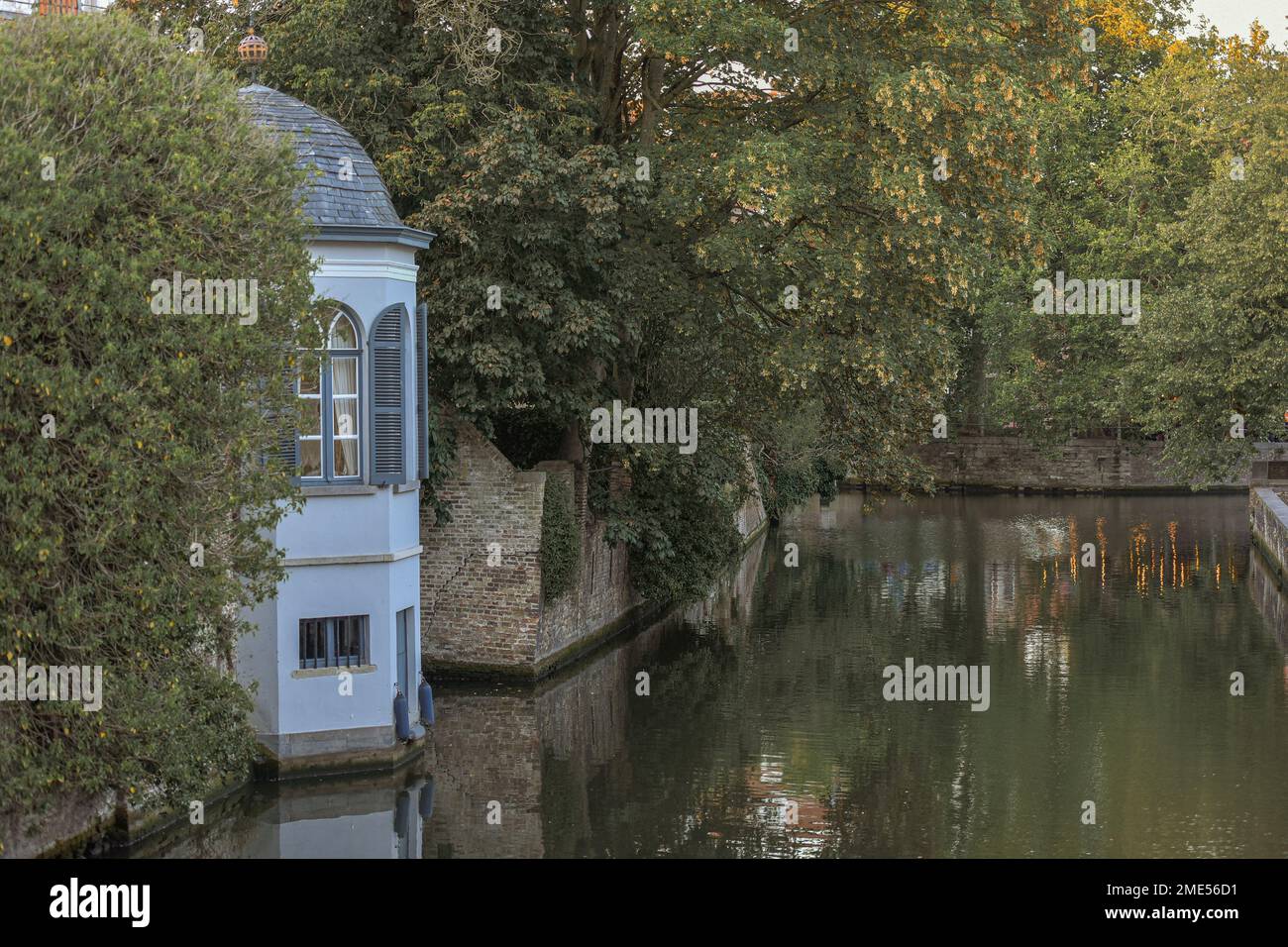 Belgique, Flandre Occidentale, Bruges, bord du belvédère et canal vert Banque D'Images